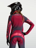 Alpinestars Stella Techstar Swan, camisola de motocross para mulher, vermelho e cinzento escuro, vista traseira no modelo com tecido elástico respirável