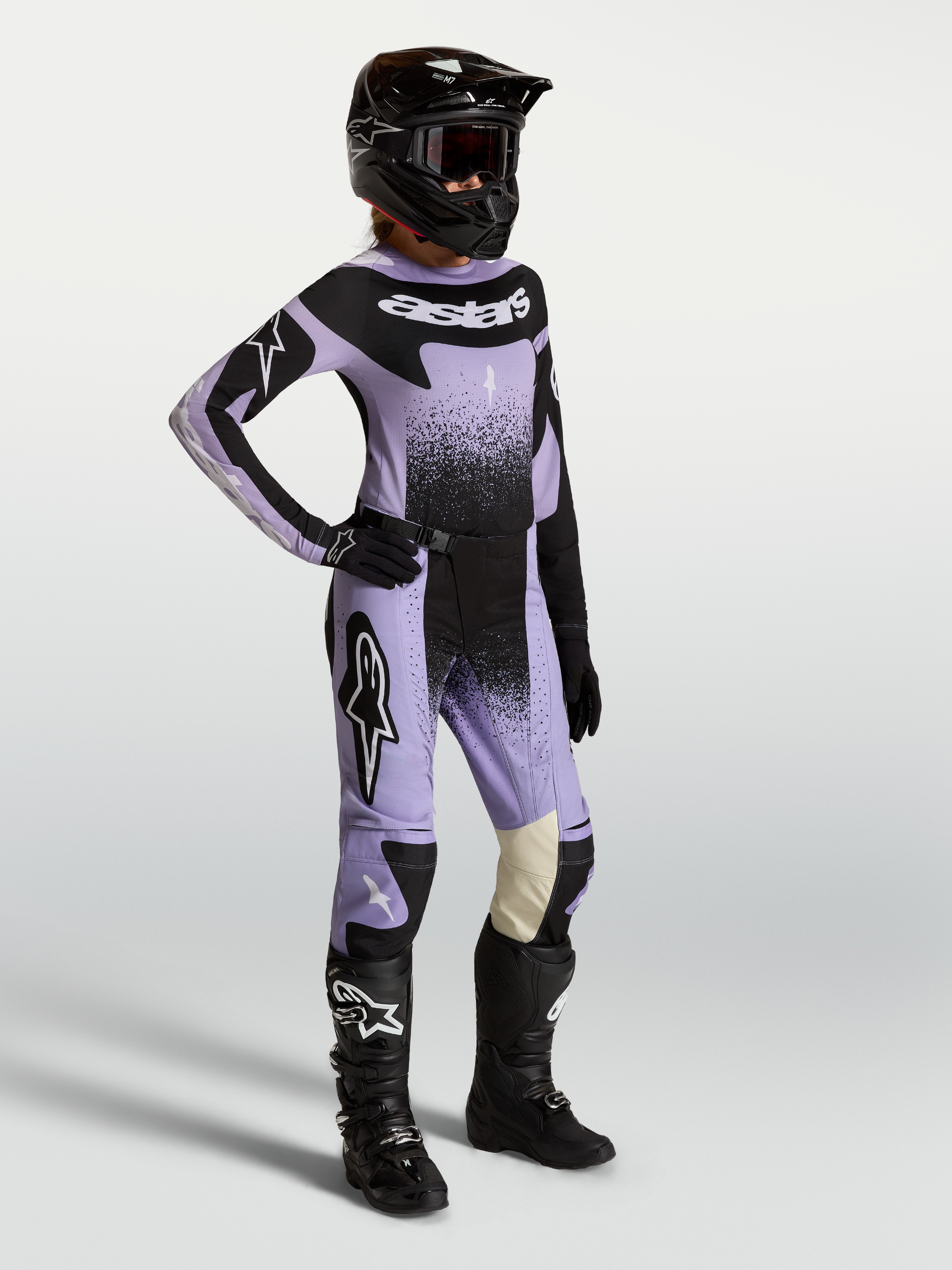 Alpinestars calças Stella Techstar Swan, calças de motocross para mulher, roxas e pretas, modelo a usar equipamento completo