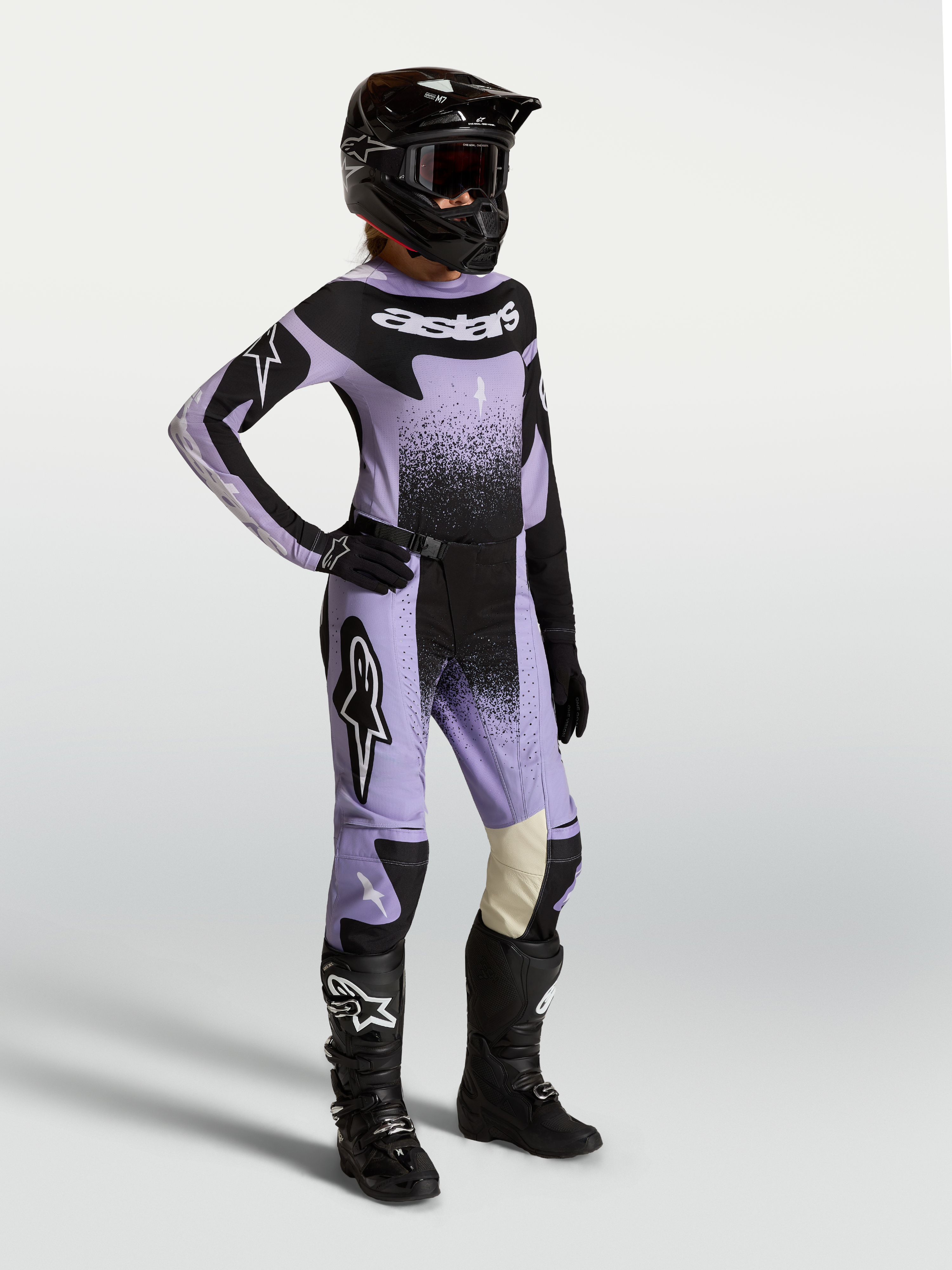 Alpinestars Stella Techstar Swan, conjunto de motocross para mulher em violeta e preto com gráficos swan.