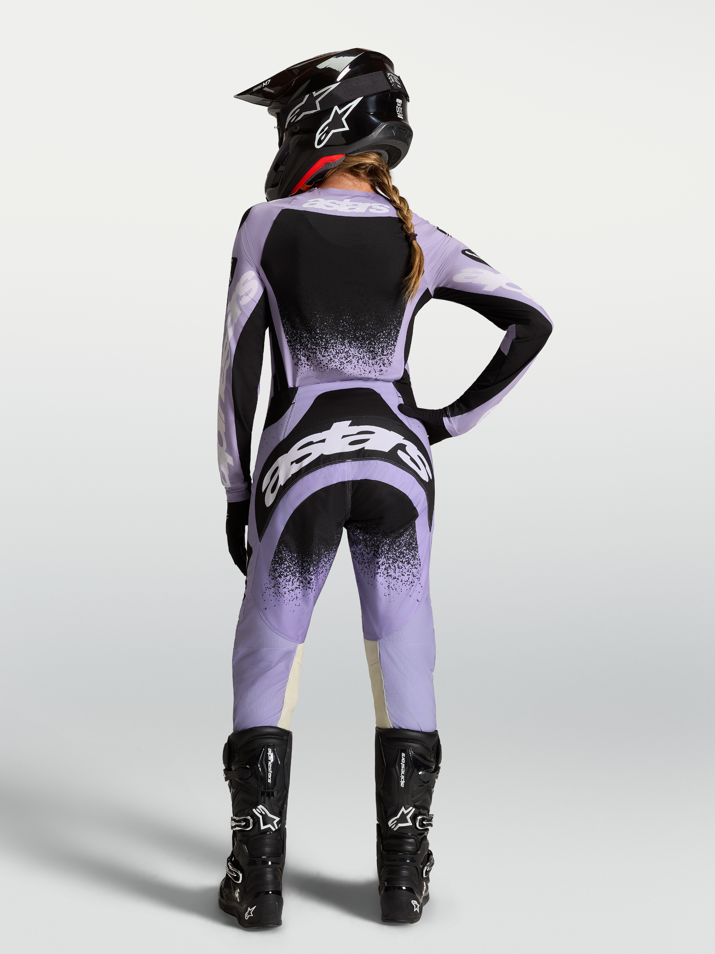 Alpinestars Stella Techstar Swan, camisola e conjunto de motocross para mulher, em violeta claro e preto, vista traseira.