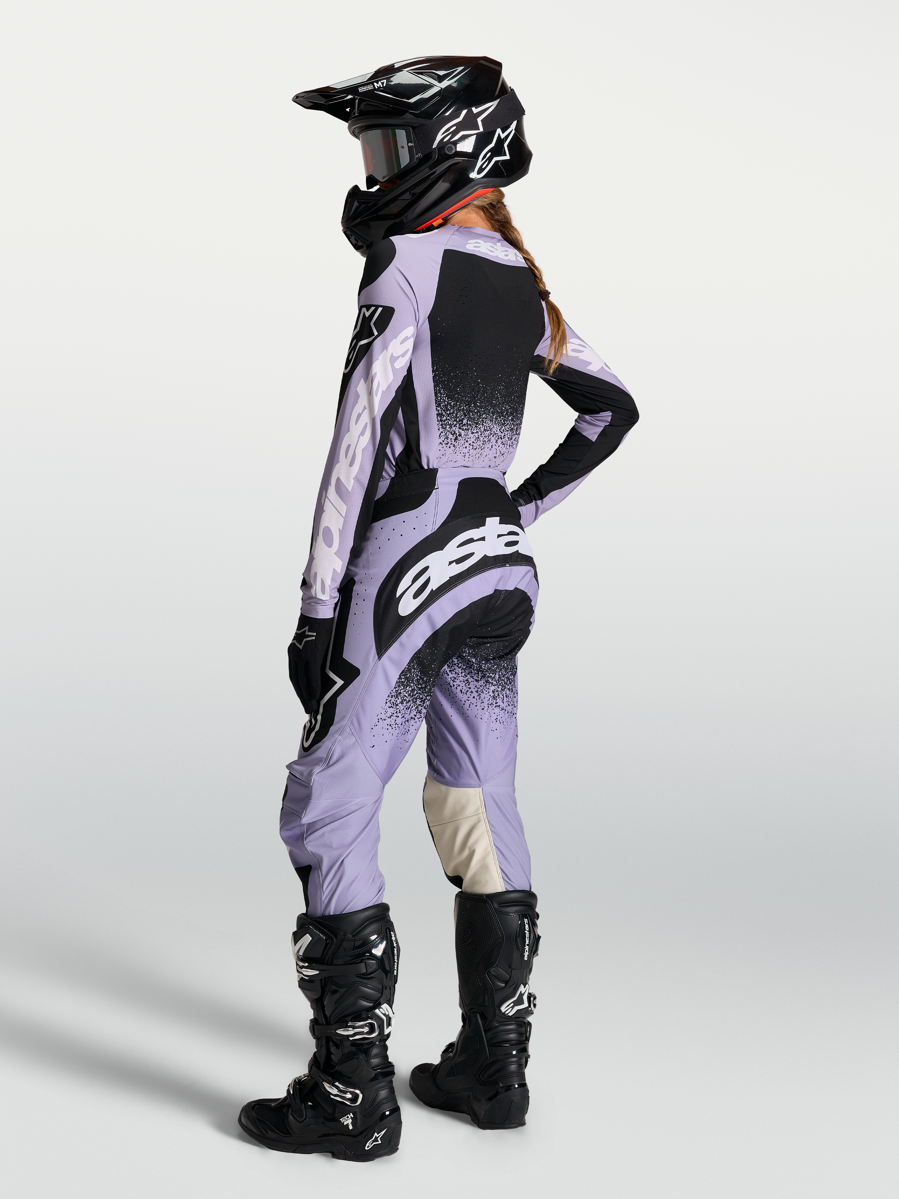 Alpinestars Stella Techstar Swan, camisola e conjunto de motocross para mulher, violeta claro e preto, vista traseira.