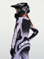 Alpinestars Stella Techstar Swan, camisola de motocross para mulher, violeta e preta, ajuste de corrida respirável, vista traseira.