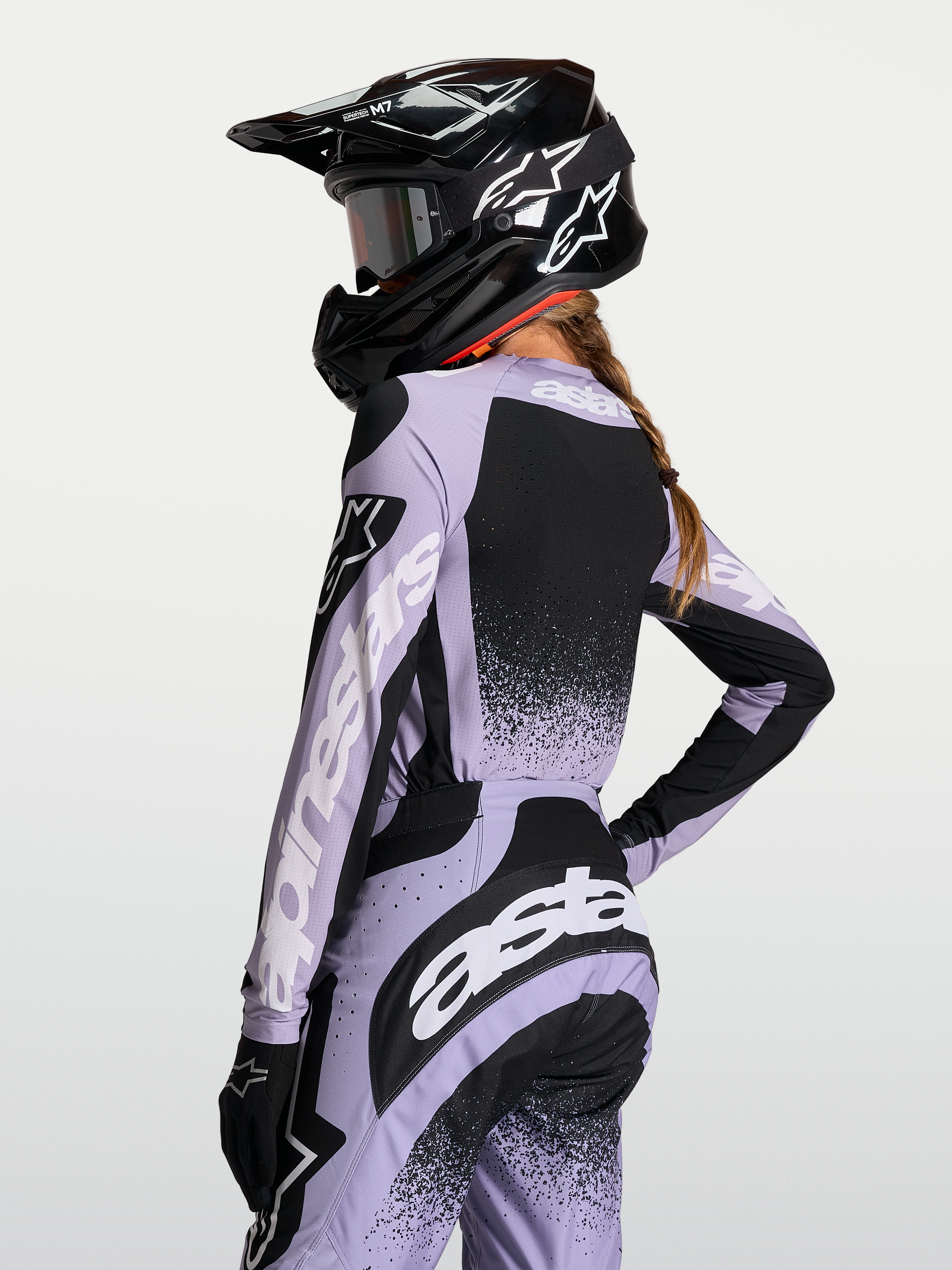 Alpinestars Stella Techstar Swan, camisola de motocross para mulher, violeta e preta, ajuste de corrida respirável, vista traseira.