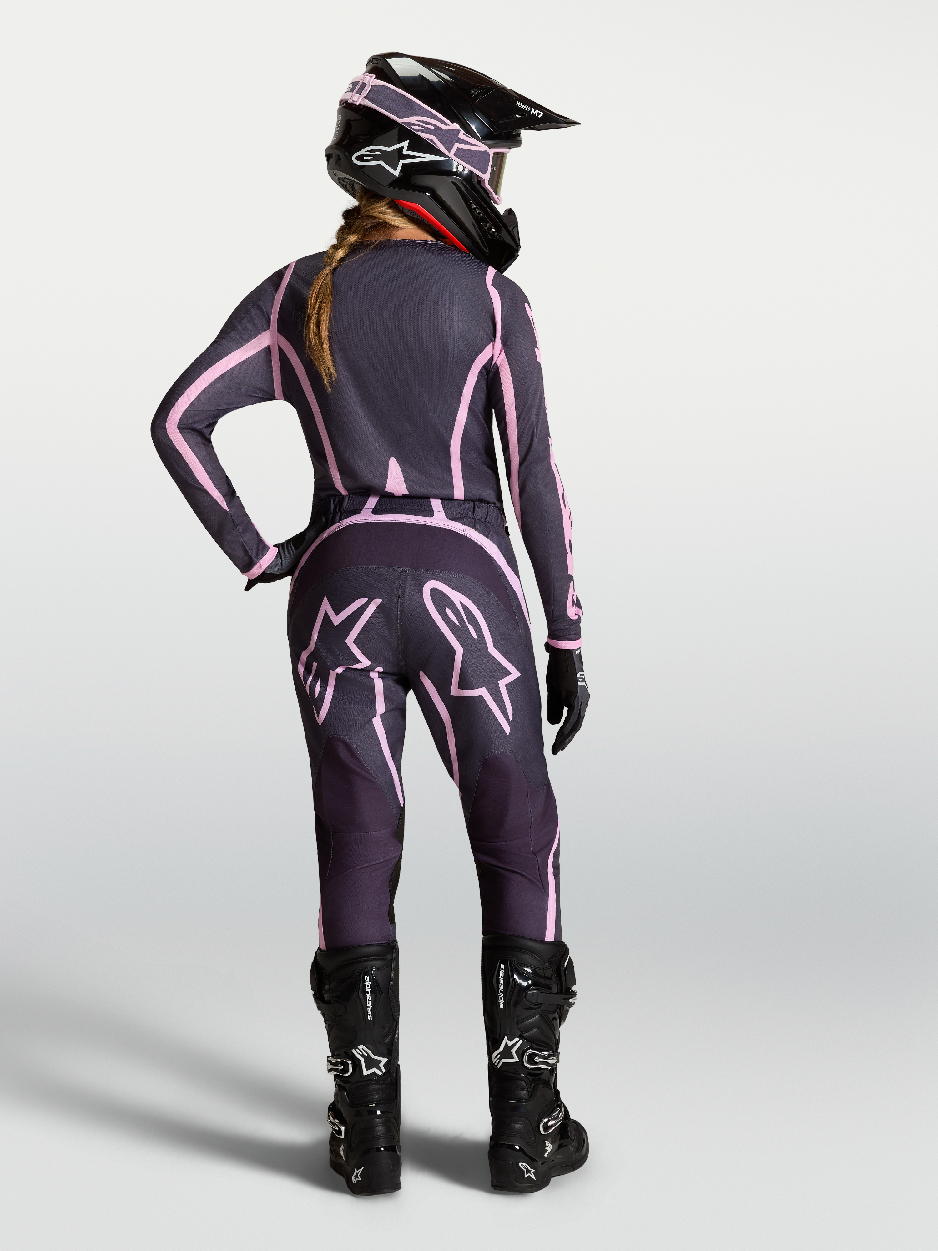 Alpinestars Stella Fluid Apex V2 camisola e gear set, equipamento de motocross para mulher cinzento e rosa, vista traseira.
