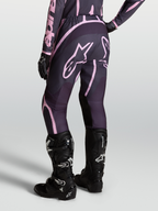 Alpinestars Stella Fluid Apex V2, calças de motocross para mulher, cinzentas e rosa, combinadas com botas Tech 7 pretas.