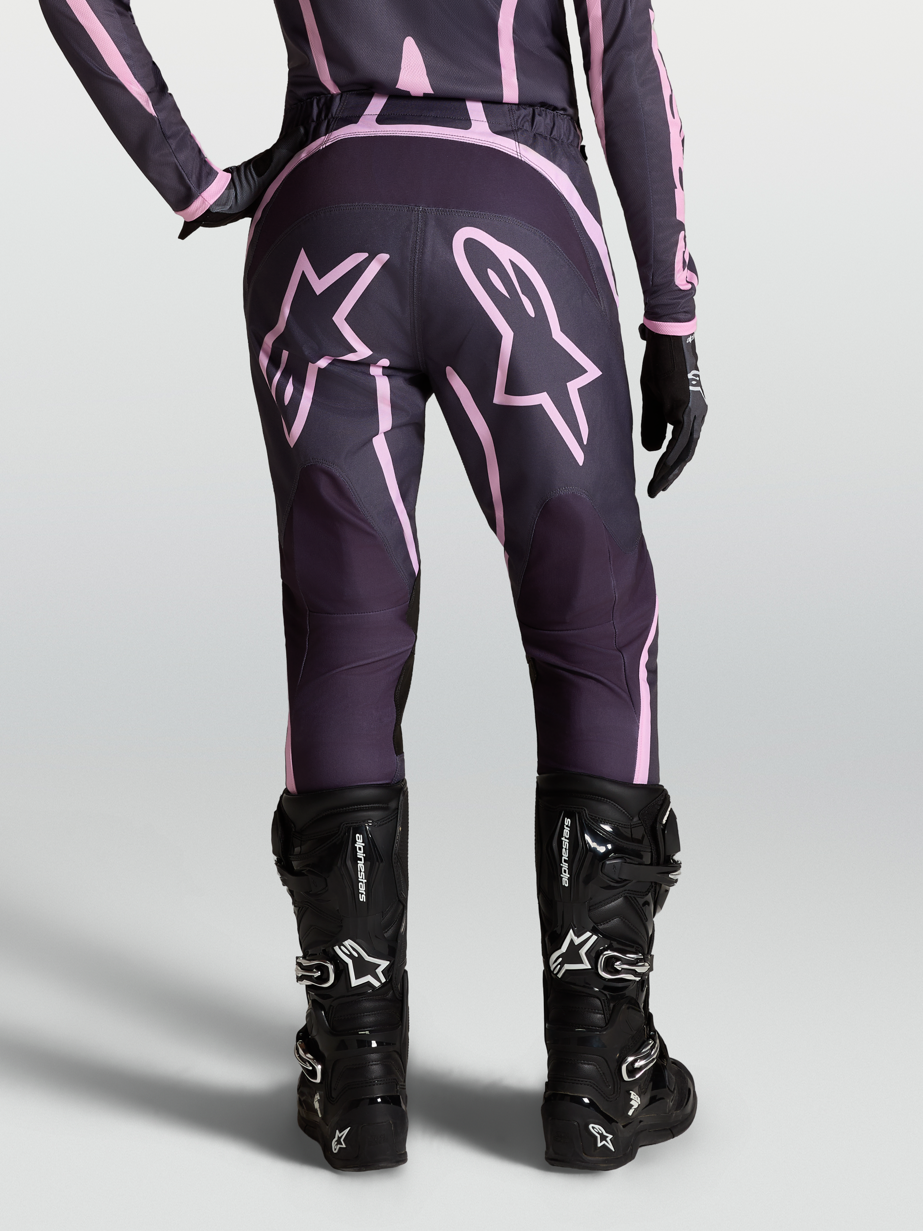 Alpinestars Calças Stella Fluid Apex V2, calças de motocross para mulher, cinzentas e rosa, com botas pretas Alpinestars Tech.