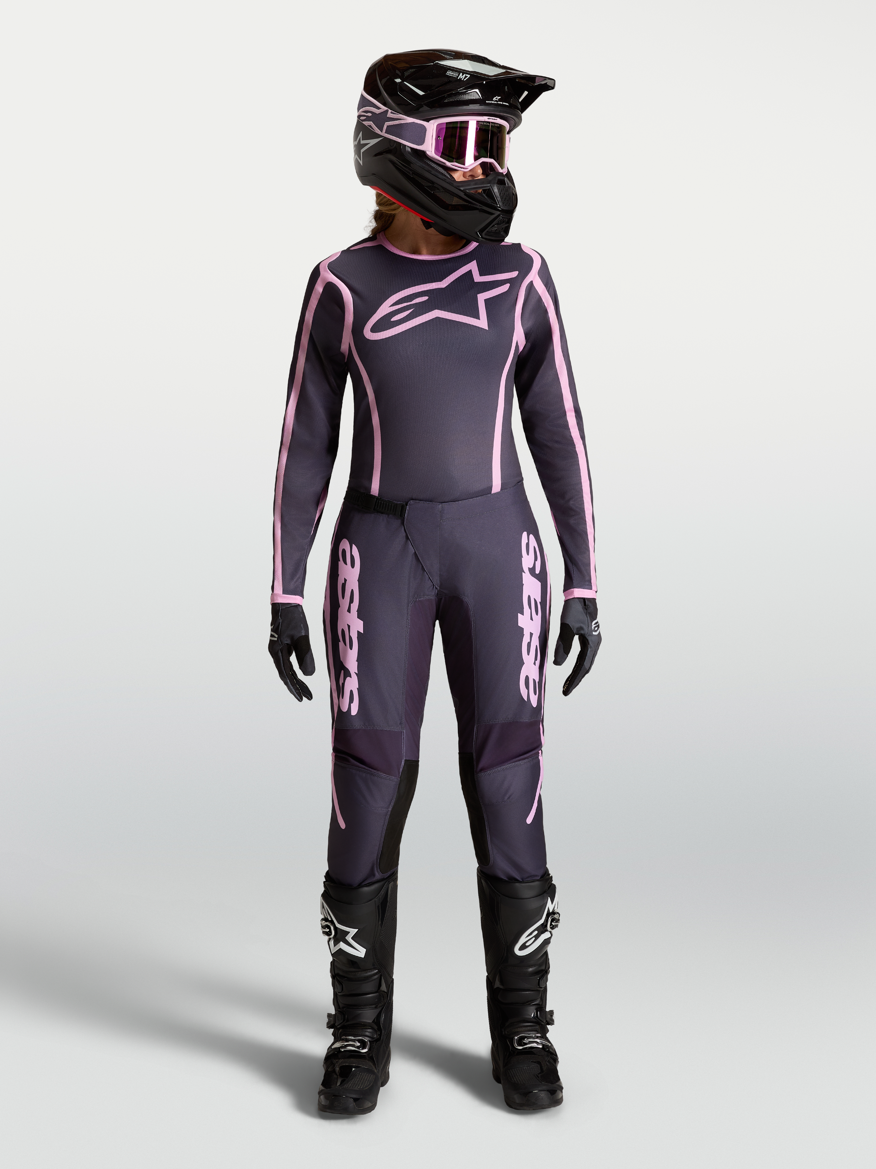 Alpinestars Calças Stella Fluid Apex V2, calças de motocross para mulher, cinzentas e rosa, conjunto completo com camisola, capacete e botas de proteção para todo-o-terreno.