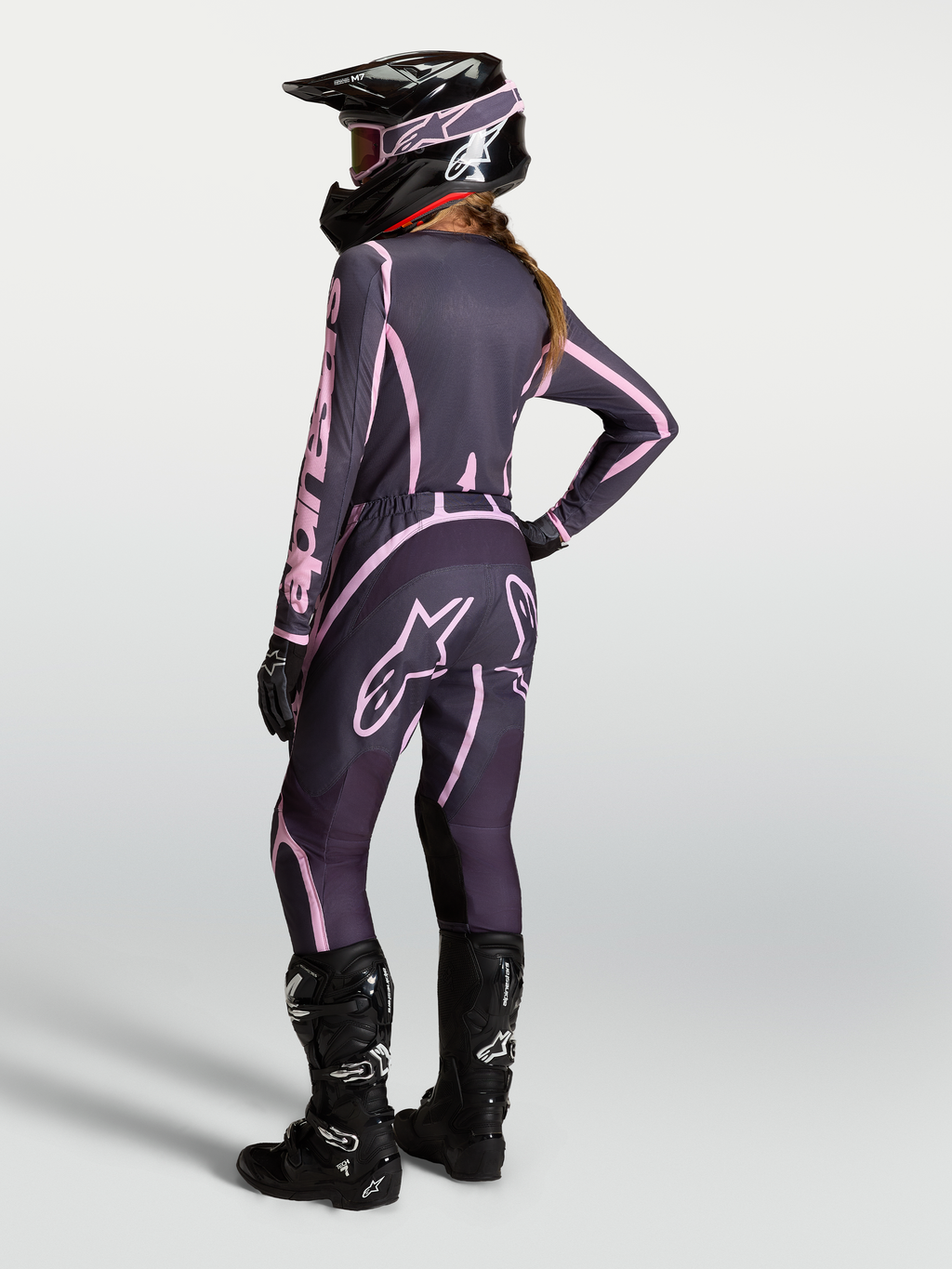 Alpinestars Stella Fluid Apex V2, calças de motocross para mulher, cinzentas e rosa, equipamento completo visto de trás