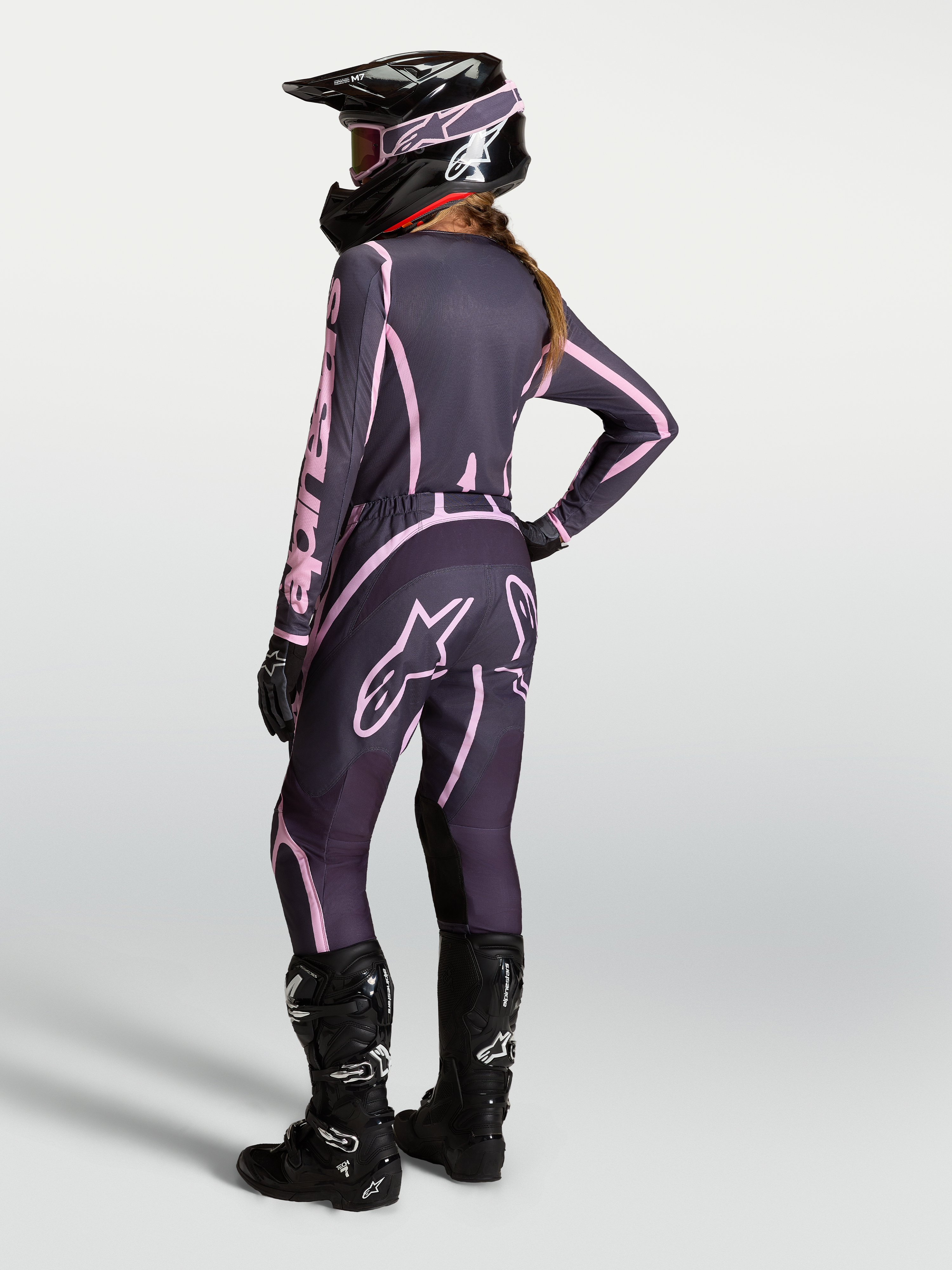 Alpinestars Stella Fluid Apex V2, calças de motocross para mulher, cinzentas e rosa, equipamento completo visto de trás