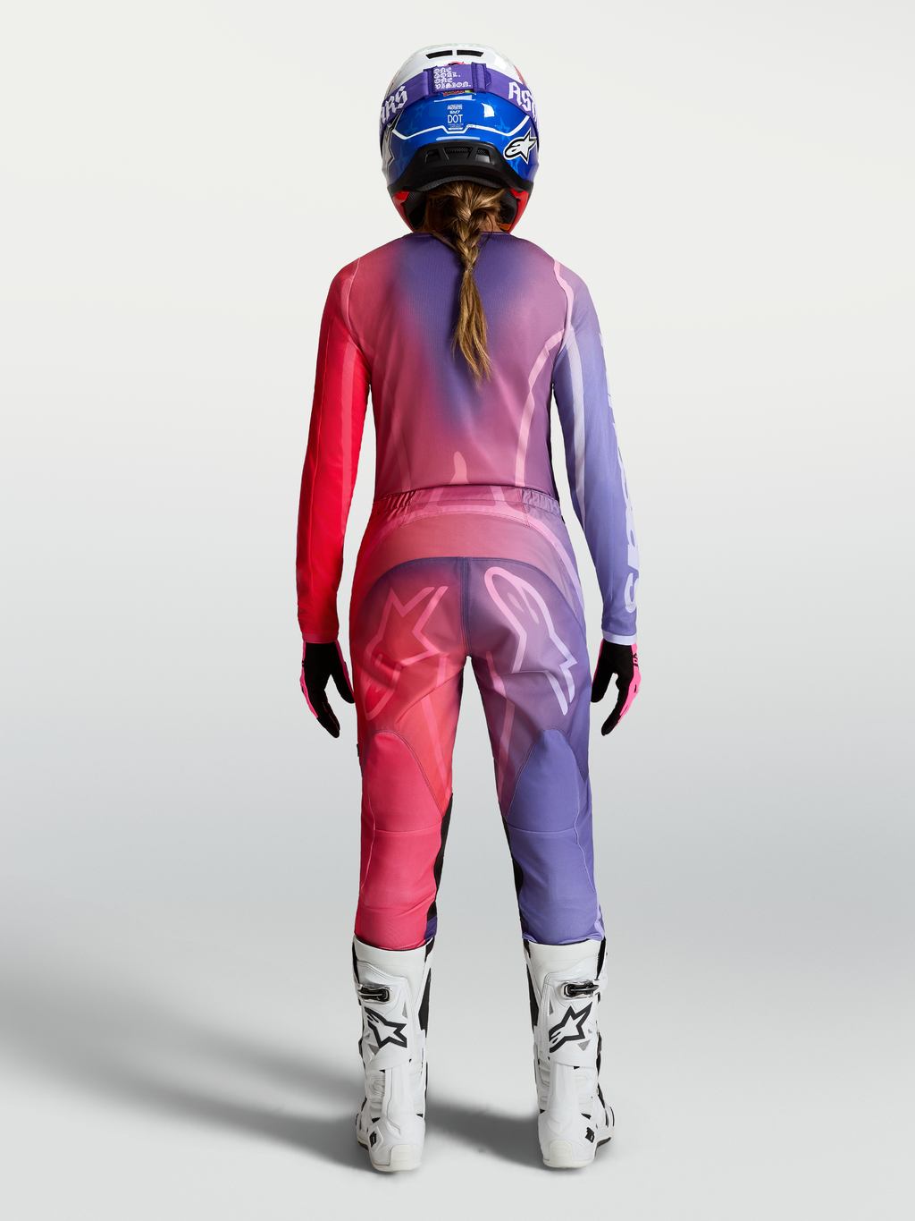 Alpinestars Stella Fluid Kepler, camisola de motocross para mulher, roxa e vermelha, em polifabric, vista traseira no modelo.