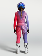 Alpinestars Stella Fluid Kepler, camisola de motocross para mulher, roxa e vermelha, em polifabric, vista traseira no modelo.