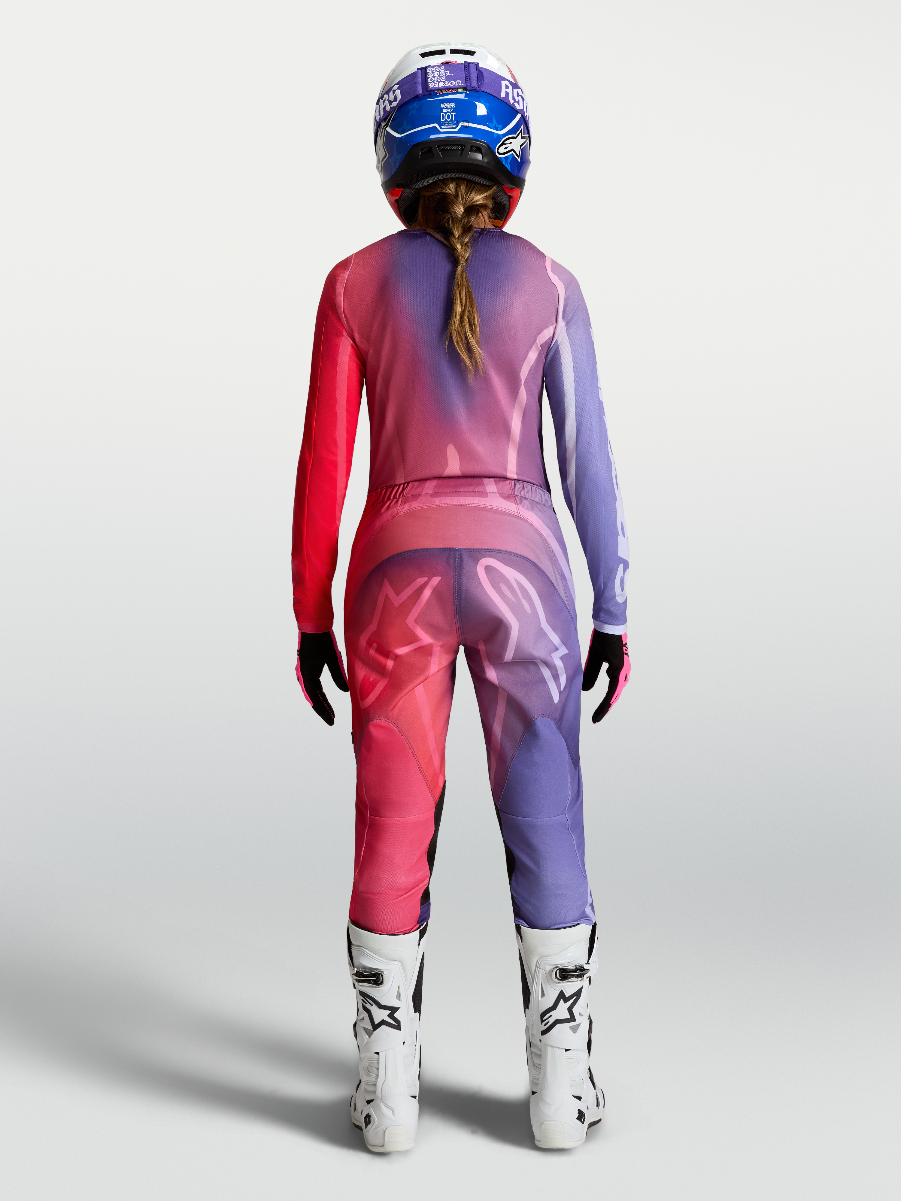Alpinestars Stella Fluid Kepler, camisola de motocross para mulher, roxa e vermelha, em polifabric, vista traseira no modelo.