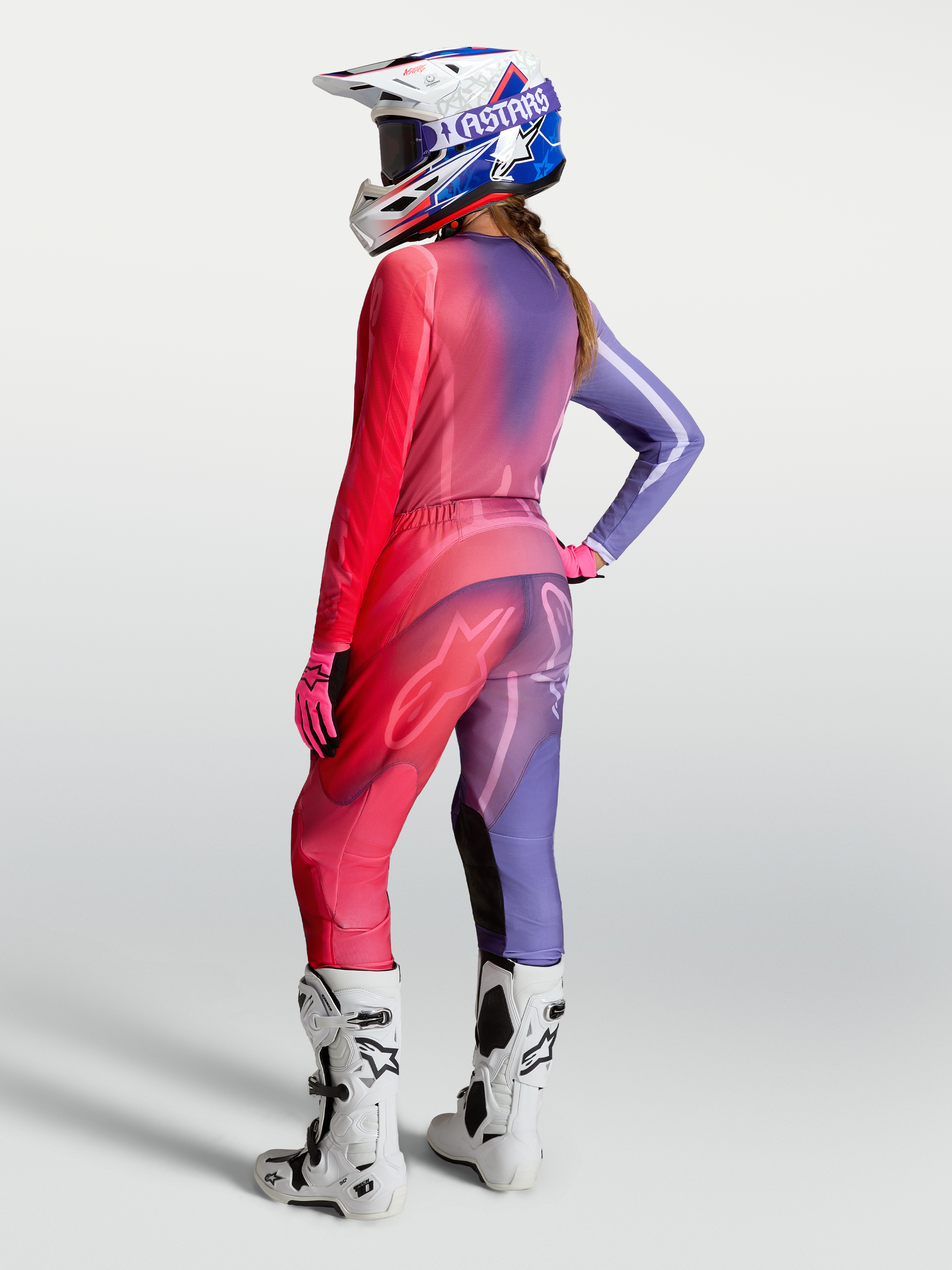 Alpinestars Stella Fluid Kepler, conjunto de motocross para mulher, roxo e vermelho, vista traseira no modelo