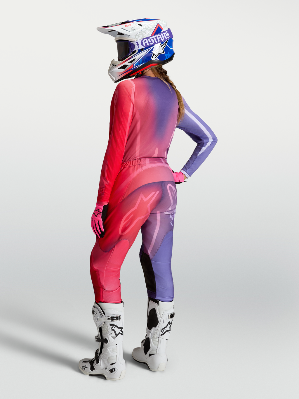 Alpinestars Camisola Stella Fluid Kepler, camisola de motocross para mulher, roxa e vermelha, mostrada de costas com calças e botas a condizer, equipamento técnico para todo-o-terreno