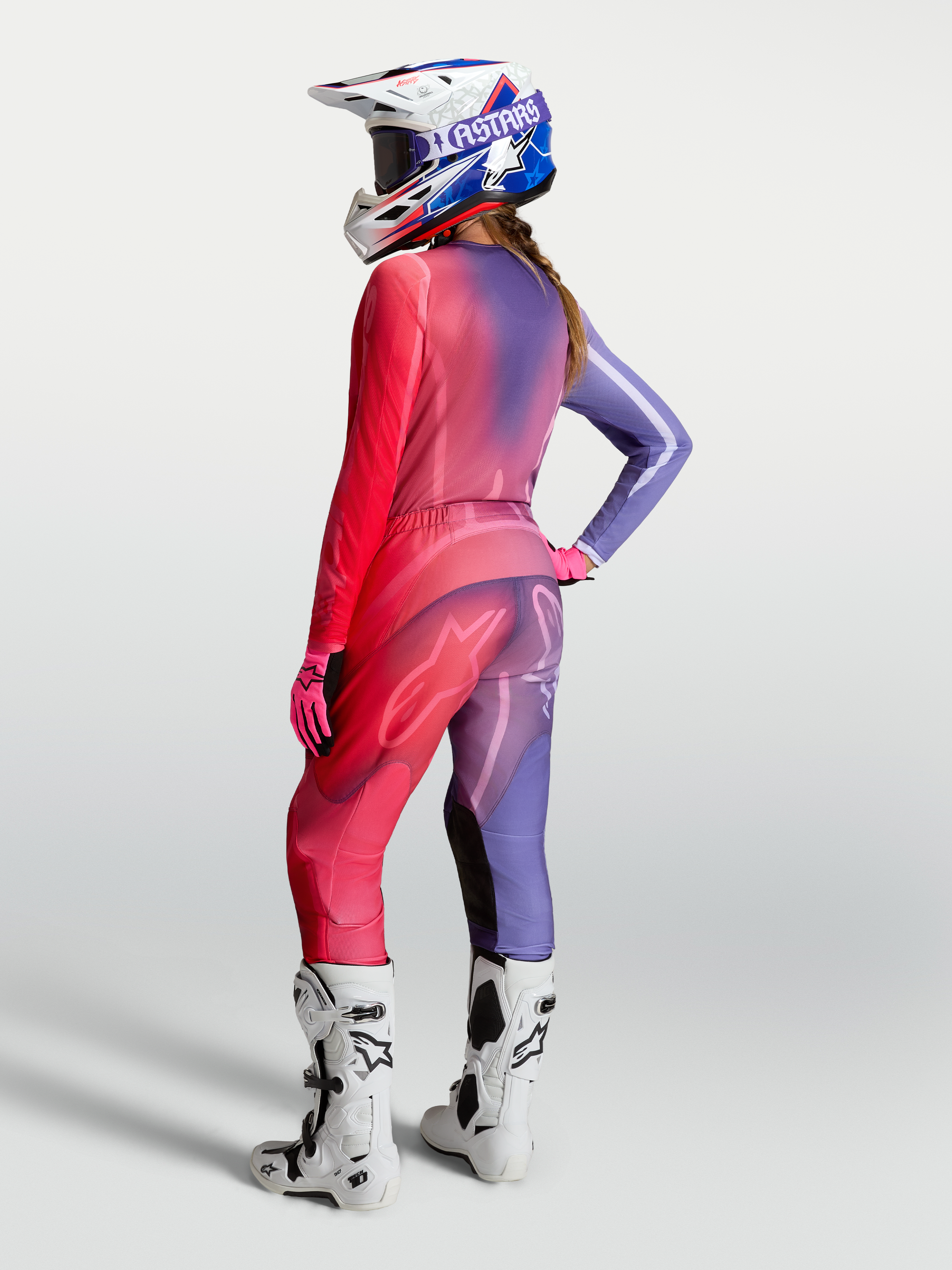 Alpinestars Camisola Stella Fluid Kepler, camisola de motocross para mulher, roxa e vermelha, mostrada de costas com calças e botas a condizer, equipamento técnico para todo-o-terreno
