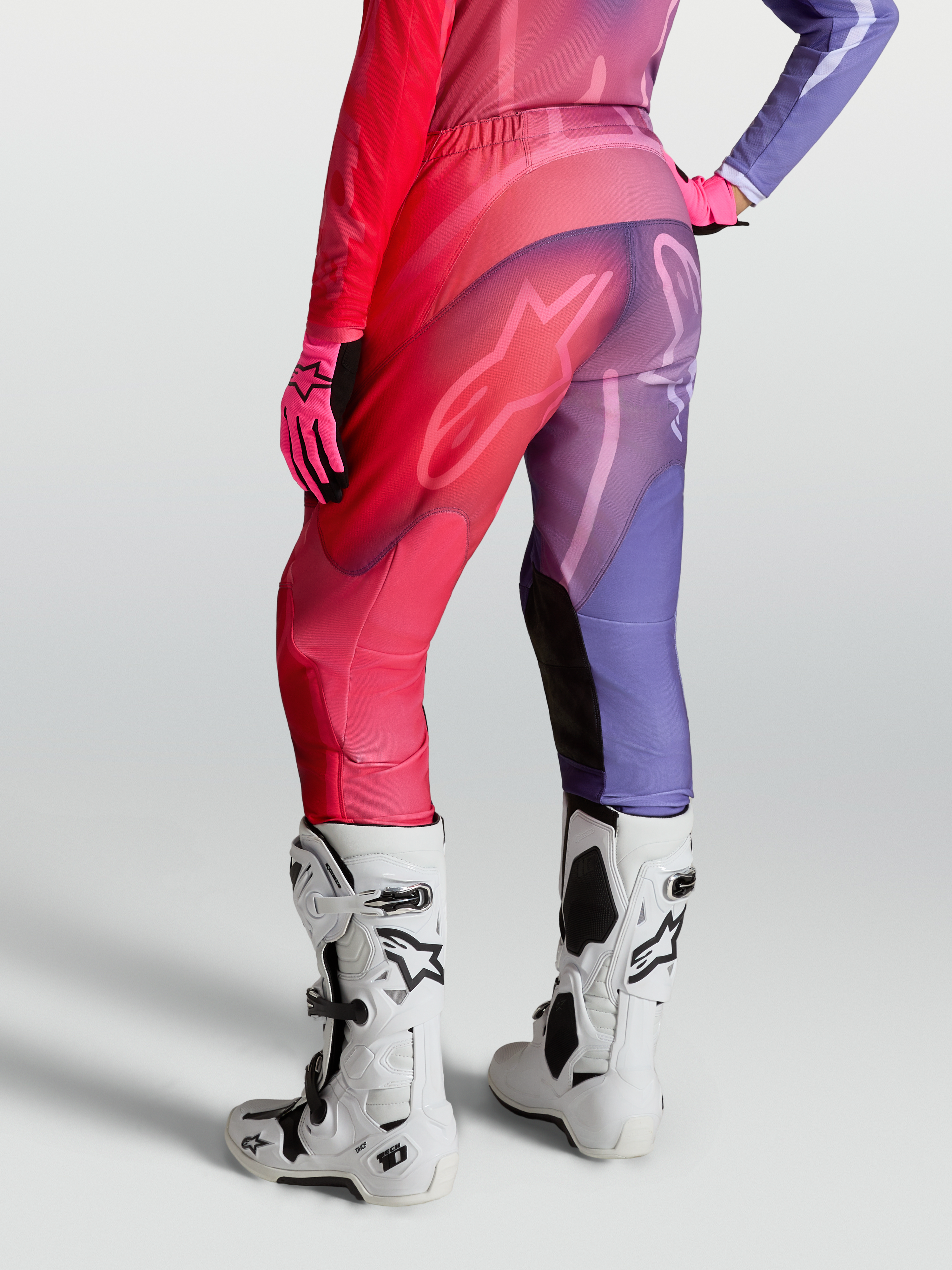 Alpinestars Stella Fluid Kepler, calças de motocross para mulher, roxas e vermelhas, pernas pré-curvadas, vista traseira