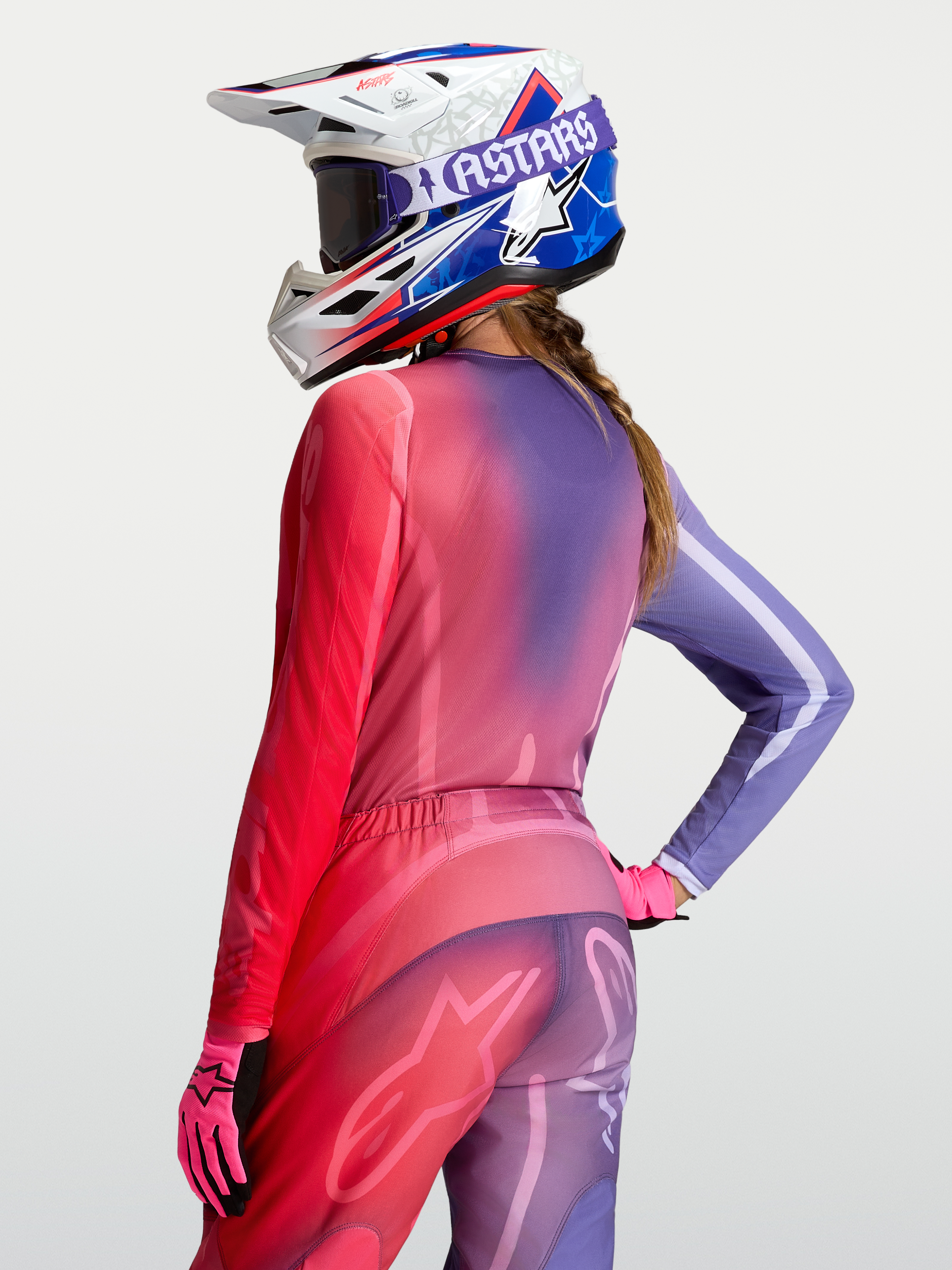 Alpinestars Camisola Stella Fluid Kepler, camisola de motocross para mulher, roxa e vermelha, vista traseira, ajuste desportivo relaxado, equipamento off-road