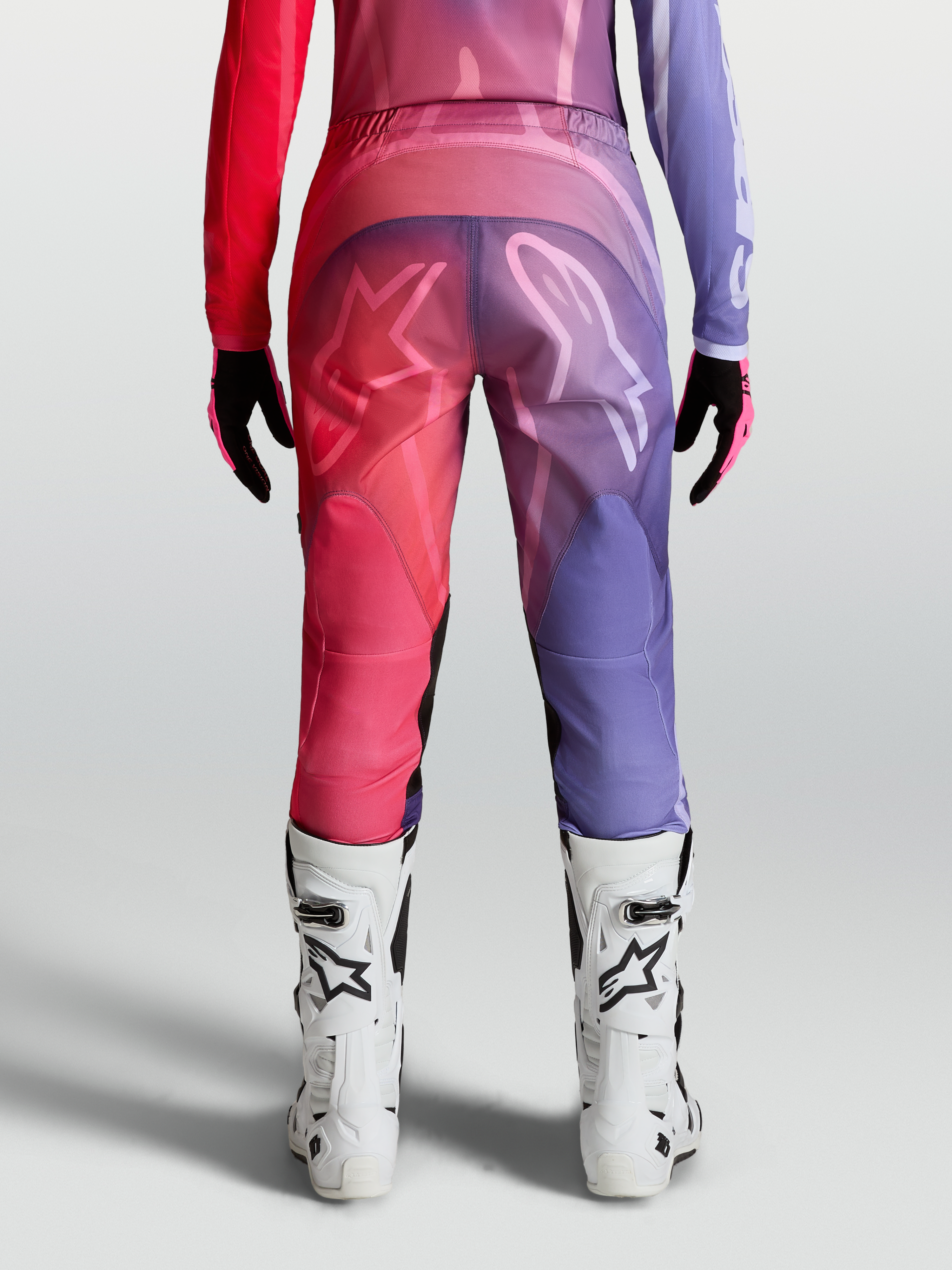 Alpinestars Stella Fluid Kepler, calças de motocross para mulher, roxas e vermelhas, vista traseira, design ergonómico
