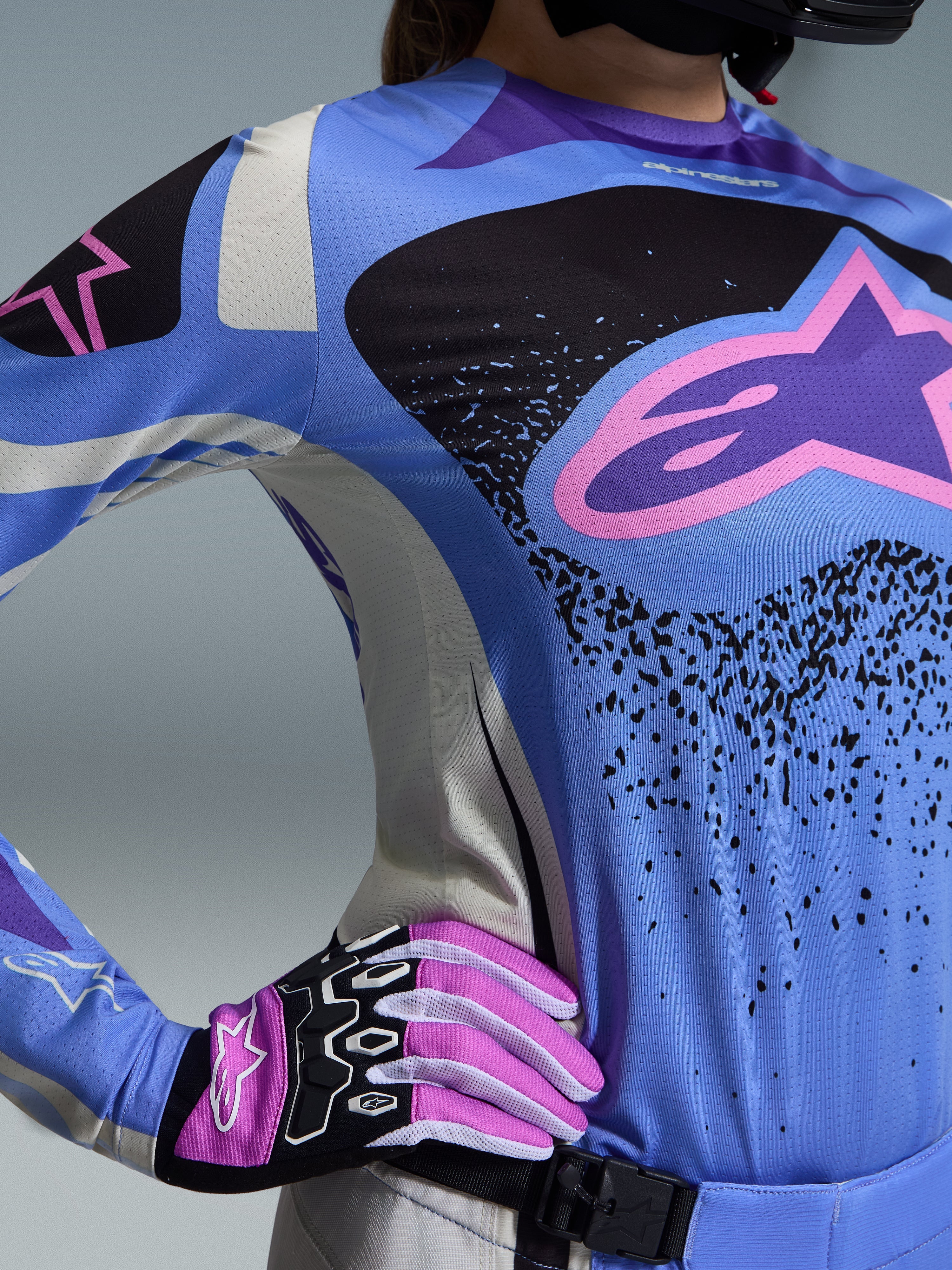 Conjunto de Equipamento Alpinestars Stella Techstar Nomur 2026, equipamento de motocross para mulher, azul claro e preto com logótipo de estrela cor-de-rosa, usado com luvas cor-de-rosa e brancas a combinar, corte atlético de corrida concebido para um desempenho de elite em todos os terrenos
