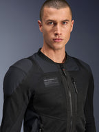 Casaco Alpinestars Troop-Air Pro, preto, casaco de ar blindado técnico para motociclismo, pormenor em grande plano da textura de malha 2D e do patch da marca no peito