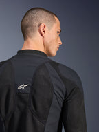 Casaco Alpinestars Troop-Air Pro, preto, vista de pormenor das costas com painéis de malha técnica respirável e logótipo de estrela branco, casaco de ar blindado premium para motociclismo