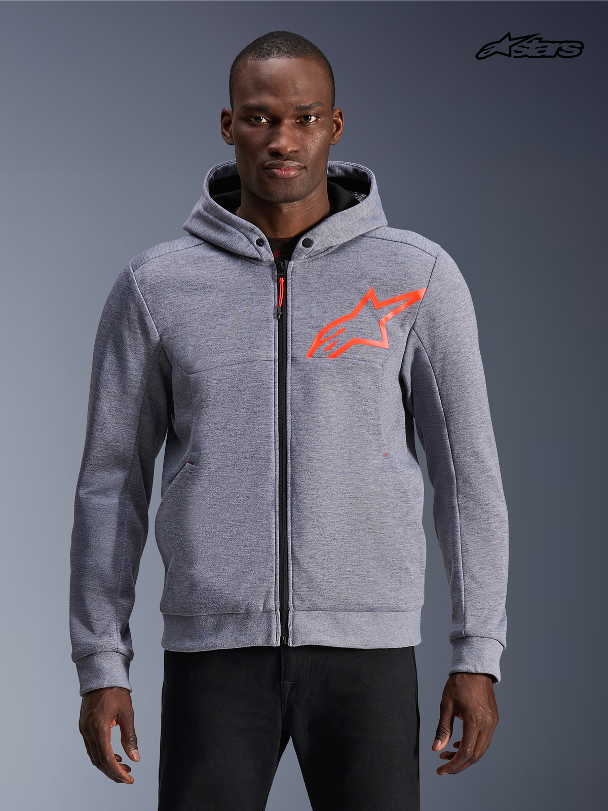 Alpinestars Chrome V2 Sport Hoodie, casaco de moto urbano para homem em cinzento melga com detalhes em vermelho fluo, vista frontal num modelo a mostrar a construção em fleece técnico e fecho de correr protetor