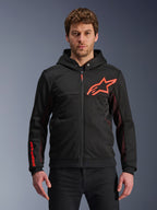 Alpinestars Chrome Air Sport Hoodie, hoodie preto com fecho de correr com logótipo de estrela em vermelho fluo e detalhes nas mangas, painéis laterais em malha vermelha para ventilação, equipamento de condução urbana casual usado por um modelo