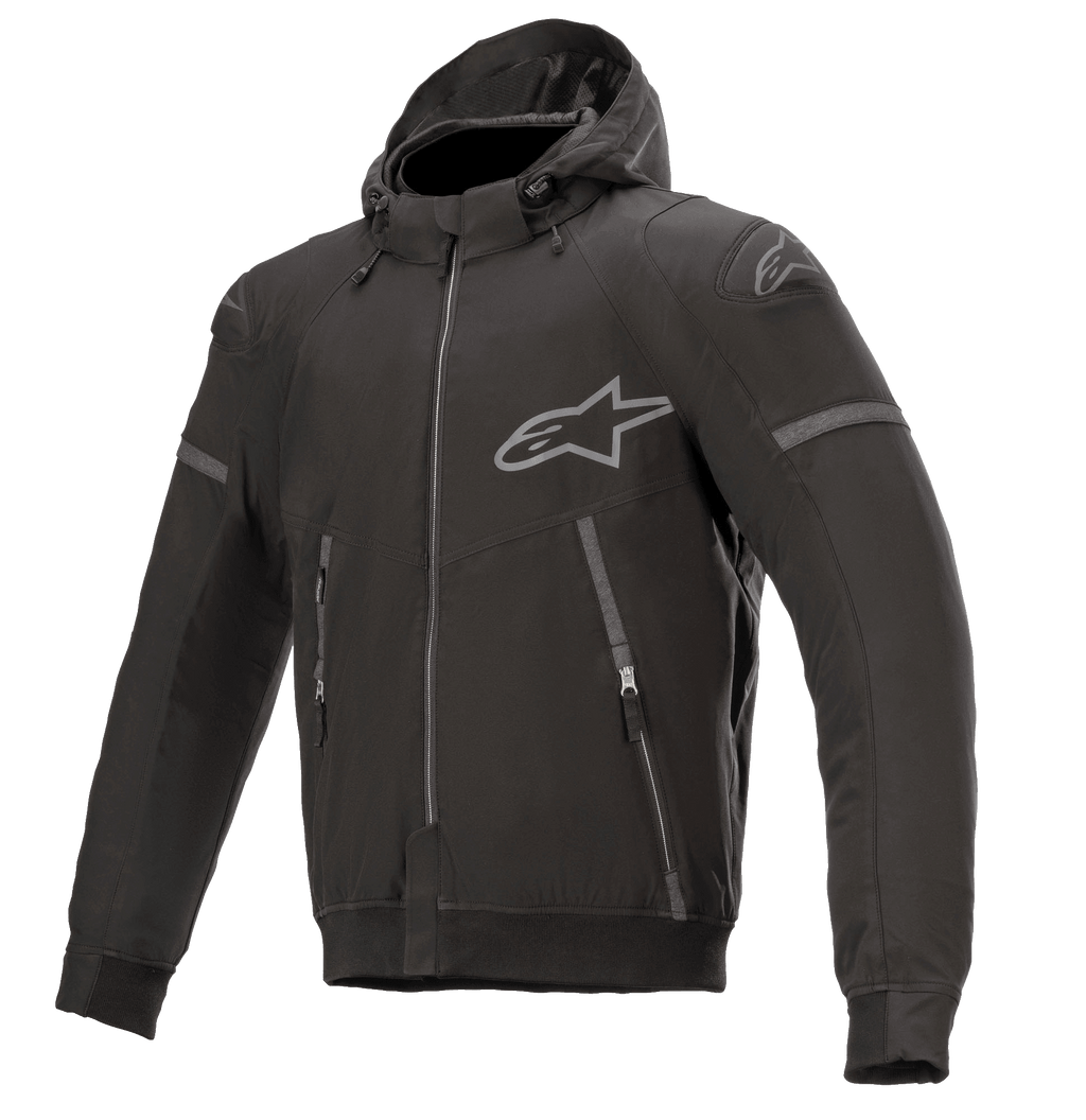 Alpinestars Sektor Tech V2 Hoodie, preto com detalhes cinzentos, casaco de motociclismo com capuz, fecho frontal completo, dois bolsos com fecho, logótipo Alpinestars cinzento no peito e ombro, design contemporâneo urbano com detalhes refletores