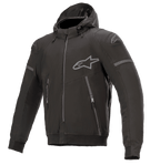 Alpinestars Sektor Tech V2 Hoodie, preto com detalhes cinzentos, casaco de motociclismo com capuz, fecho frontal completo, dois bolsos com fecho, logótipo Alpinestars cinzento no peito e ombro, design contemporâneo urbano com detalhes refletores