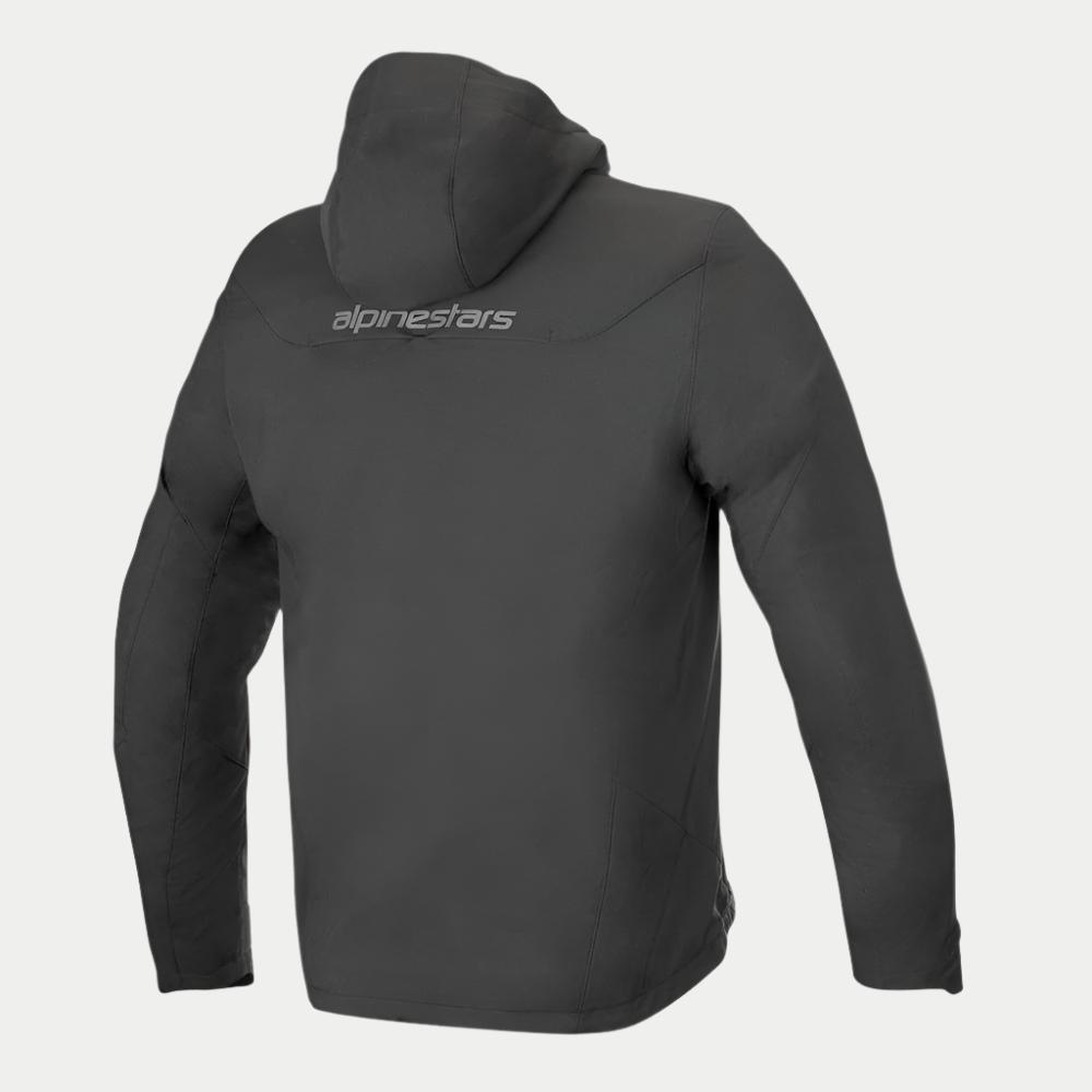 Alpinestars Domino Tech Jacket, preto, vista traseira mostrando o capuz fixo e o logótipo cinzento na parte superior das costas, hoodie técnico de motociclismo em softshell para condução urbana