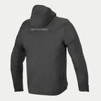 Alpinestars Domino Tech Jacket, preto, vista traseira mostrando o capuz fixo e o logótipo cinzento na parte superior das costas, hoodie técnico de motociclismo em softshell para condução urbana