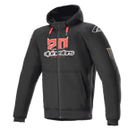 Alpinestars FQ20 Chrome Ignition Monster Hoodie, hoodie de motociclismo preto com fecho de correr, logótipo '20' vermelho e branco no peito, marca Alpinestars, cordões vermelhos, logótipo branco no ombro, garra da Monster Energy na manga, equipamento de proteção para condução urbana