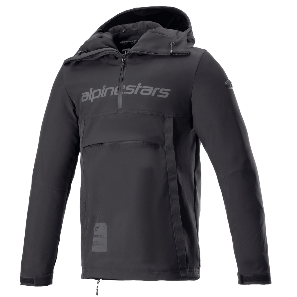 Alpinestars Sherpa Hoodie, casaco anoraque de motociclismo em Black Reflex, fecho de meio zíper com logótipo no peito, bolso frontal grande com fecho, tecido softshell técnico, design urbano desportivo