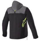 Alpinestars Sherpa Hoodie, vista traseira, cinzento e preto com detalhes em amarelo fluorescente, logótipo de estrela amarelo néon na lateral, casaco de motociclismo em softshell com capuz, detalhe de fecho lateral, vestuário para deslocações urbanas