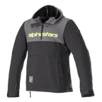 Alpinestars Sherpa Hoodie, camisola técnica com capuz para motociclismo, cinzento e preto, logótipo amarelo néon no peito, estilo anoraque com fecho parcial, casaco softshell para condução urbana