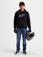Alpinestars Ageless Hoodie, casaco de moto urbano para homem, preto e branco com logótipo Astar no peito, num modelo a segurar um capacete e a usar luvas de moto, vestuário de proteção casual certificado CE