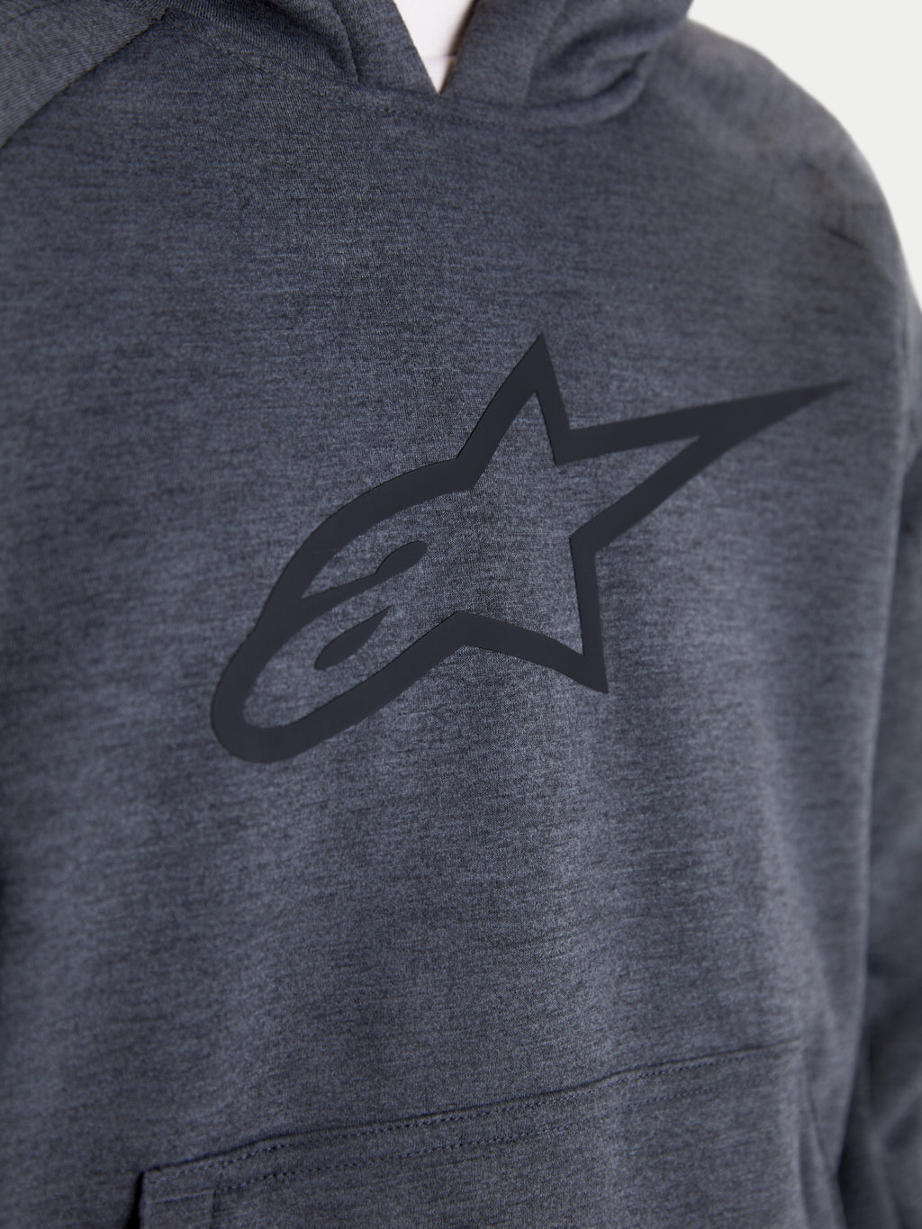 Alpinestars Ageless Hoodie, casaco com capuz de moto para homem, cinzento melange, vista em pormenor a destacar o peito com logótipo Alpinestars e bolso canguru