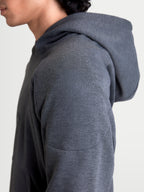 Alpinestars Ageless Hoodie, casaco de moto urbano para homem em cinzento melange de asfalto, vista lateral em close-up a mostrar a construção em tecido de malha e os detalhes de reforço nos ombros num modelo