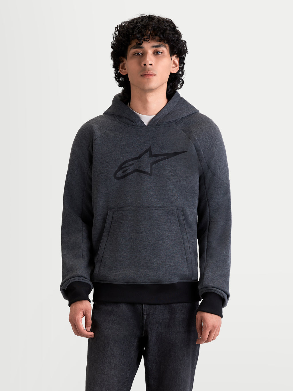 Alpinestars Ageless Hoodie, blusão com capuz de moto para homem em cinzento melange, vista frontal num modelo a vestir equipamento de proteção casual com proteção Nucleon integrada