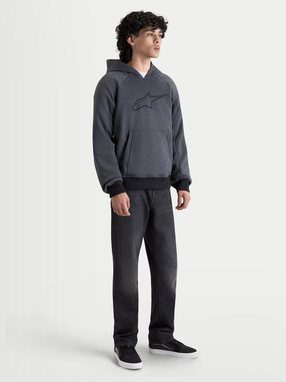 Alpinestars Ageless Hoodie, casaco com capuz de moto urbano para homem em cinzento melange de asfalto, vista frontal de um modelo a usar vestuário de condução casual com proteções CE nos ombros e cotovelos
