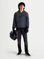 Alpinestars Ageless Hoodie, blusão de moto urbano para homem em cinzento melange de asfalto, vista frontal num modelo a usar luvas de moto pretas e a segurar um capacete, com proteção integrada nos ombros e cotovelos
