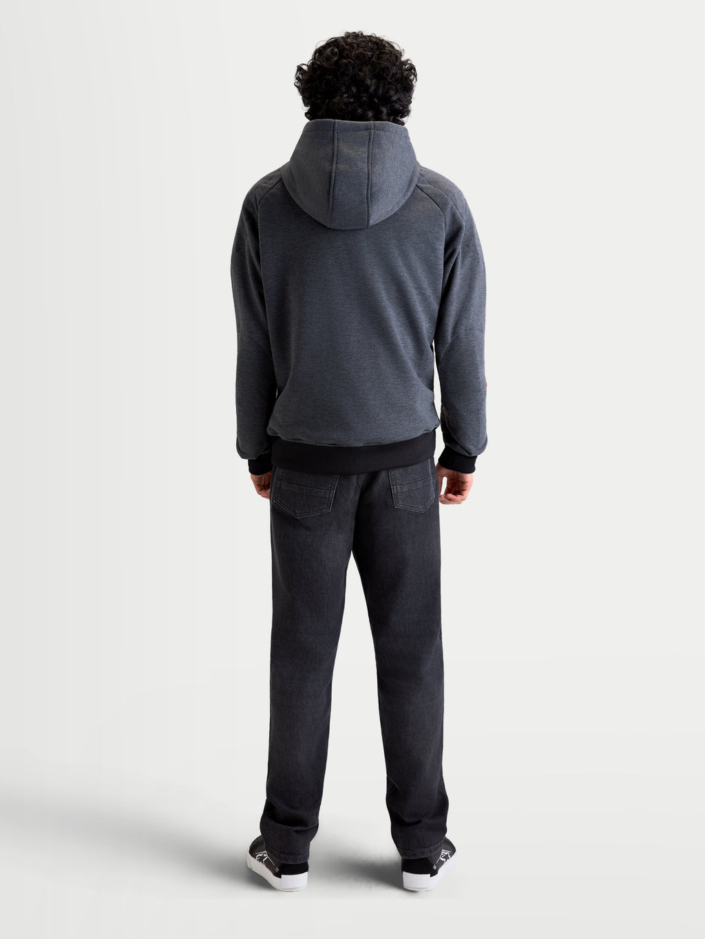 Alpinestars Ageless Hoodie, casaco de moto urbano para homem em cinzento melange de asfalto, vista traseira a mostrar um modelo a vestir o casaco com capuz fixo e construção reforçada nas costas