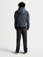 Alpinestars Ageless Hoodie, casaco de moto urbano para homem em cinzento melange de asfalto, vista traseira a mostrar um modelo a vestir o casaco com capuz fixo e construção reforçada nas costas