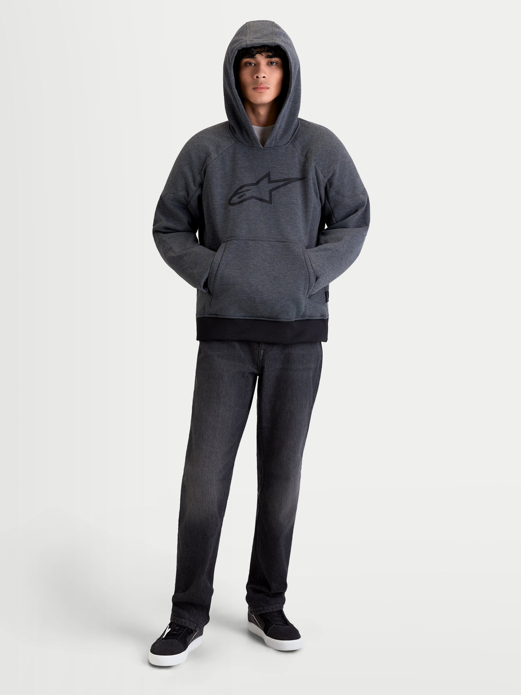 Alpinestars Ageless Hoodie, casaco de moto urbano para homem em cinzento melange de asfalto, vista frontal num modelo com o capuz vestido, apresentando proteção Nucleon nos ombros e cotovelos e bolso frontal tipo canguru