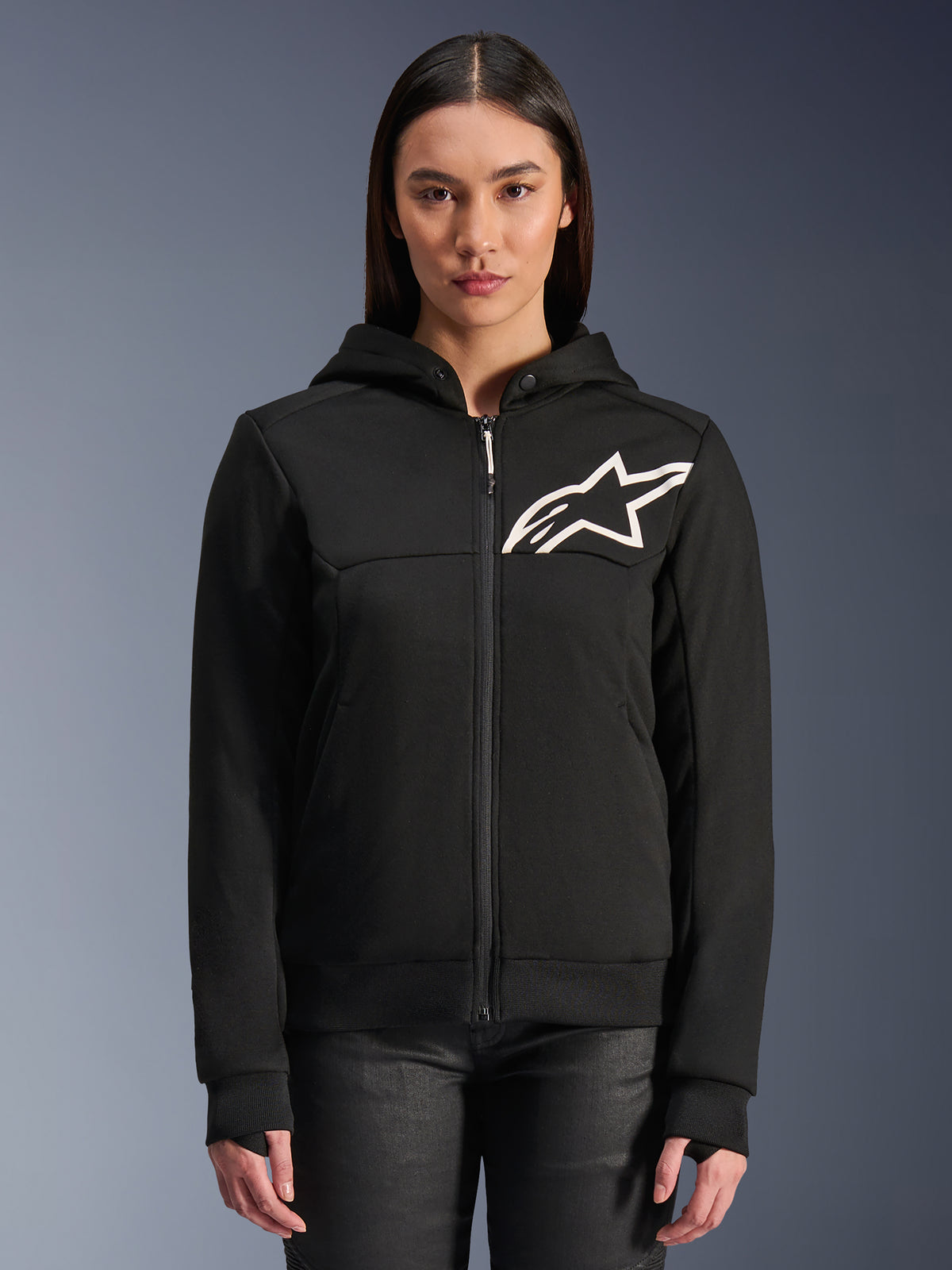 Alpinestars Stella Chrome V2 Sport Hoodie para mulher, hoodie de motociclismo preto com fecho de correr, logótipo de estrela branca no peito, construção em malha polar técnica, capuz com botão de pressão no colarinho, equipamento de performance urbano casual