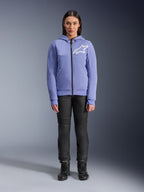 Alpinestars Stella Chrome V2 Sport Hoodie para Mulher, azul violeta com logótipo Astars branco no peito, hoodie técnico com fecho integral e capuz, usado com calças de motociclismo pretas e botas de condução, equipamento de condução urbana casual para mulher