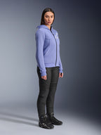 Alpinestars Hoodie Feminino Stella Chrome V2 Sport, hoodie de motociclismo em azul-violeta com logótipo Alpinestars branco no peito, vestido por uma modelo com calças de condução pretas e botas de motociclismo pretas, vestuário de condução urbana para mulher