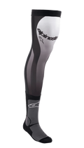 Alpinestars Knee Brace Socks, meias de motocross compridas, pretas, brancas e cinzentas, design acima do joelho com parte superior em Lycra elástica, inserções em malha, acolchoamento canelado no tornozelo e logótipo Alpinestars na coxa