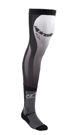 Alpinestars Knee Brace Socks, meias de motocross compridas, pretas, brancas e cinzentas, design acima do joelho com parte superior em Lycra elástica, inserções em malha, acolchoamento canelado no tornozelo e logótipo Alpinestars na coxa