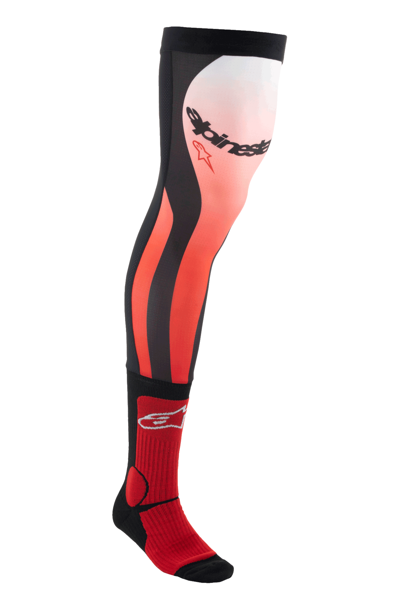 Meias Alpinestars Knee Brace, meias longas de motocross, vermelho vivo, branco e preto, design técnico de altura até ao joelho com padrão em degradê e logótipos em destaque, textura canelada para um ajuste seguro, especificamente concebidas para uso com botas de off-road e joelheiras